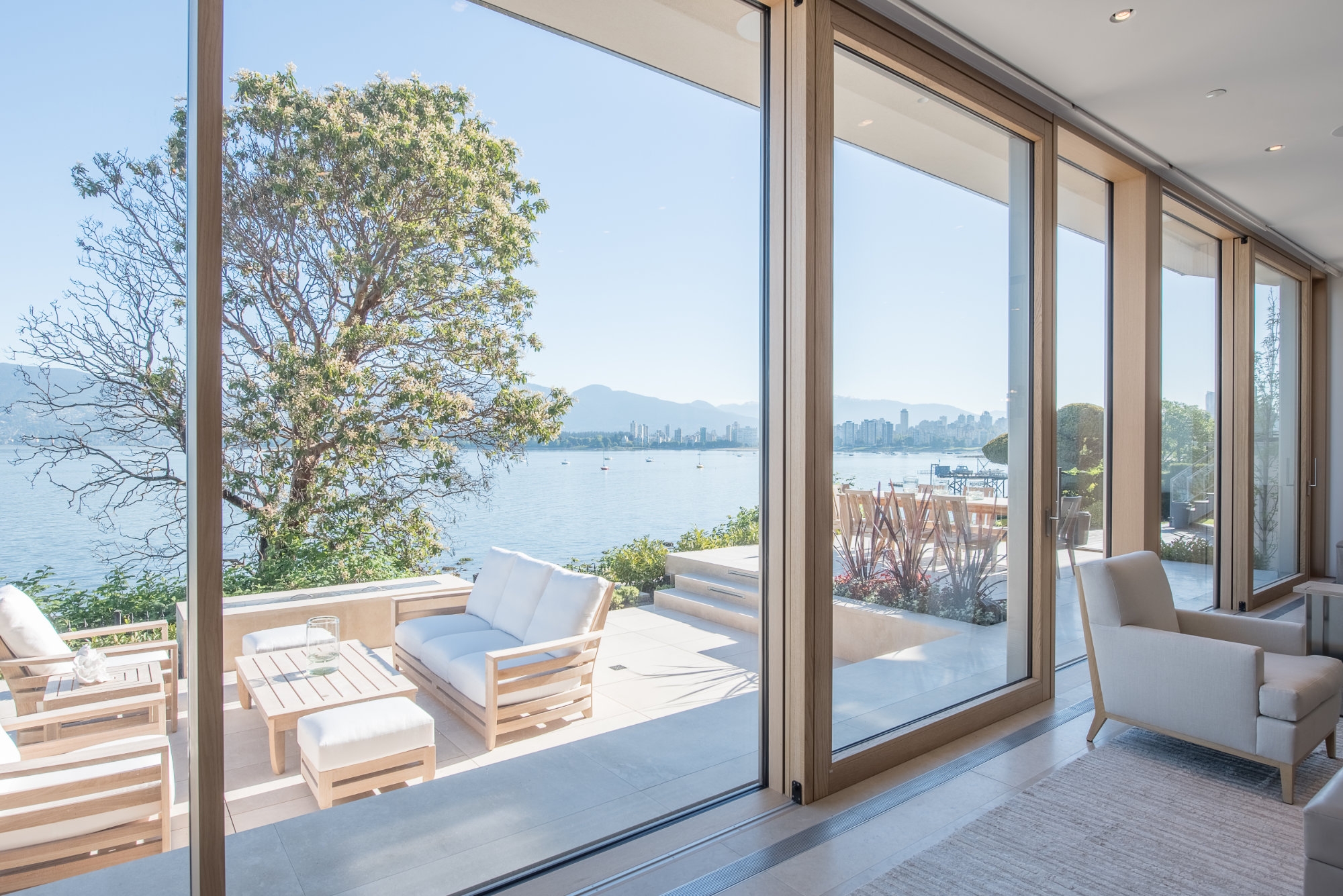 Predestined for panoramas: FineLine from Unilux is inserted into buildings as a post-and-beam construction and can be supplemented with windows, doors and invisibly integrated shading in addition to lifting/sliding elements