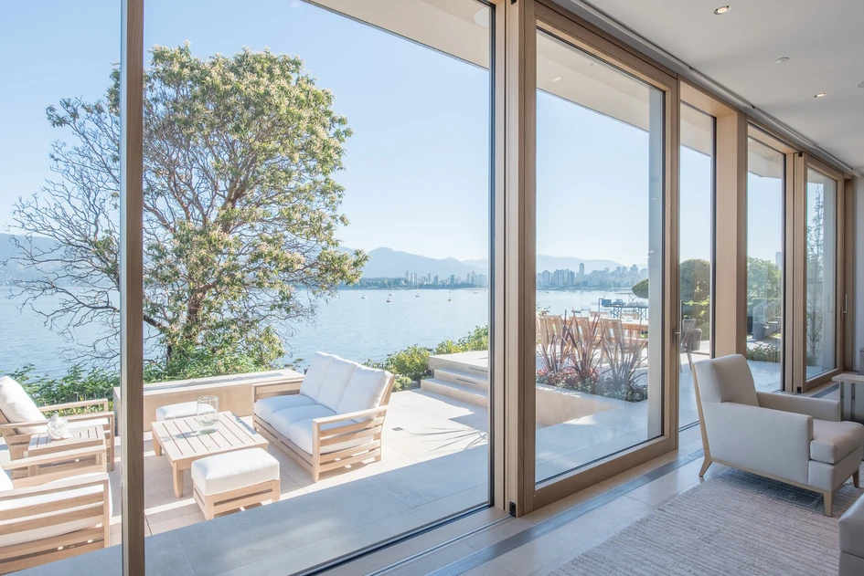 Predestined for panoramas: FineLine from Unilux is inserted into buildings as a post-and-beam construction and can be supplemented with windows, doors and invisibly integrated shading in addition to lifting/sliding elements