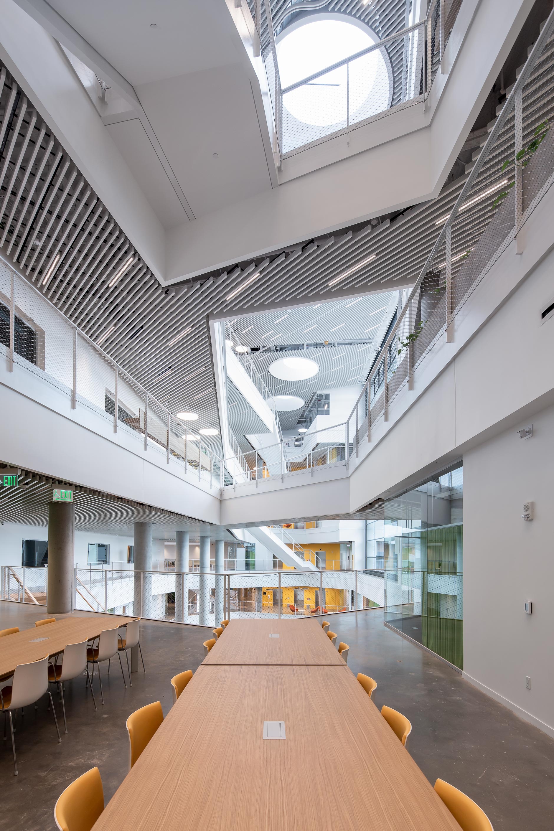 Laboratories (top) require acoustic insulation, just like conference areas (above). The stand-alone ‘fecoplan’ glass-only construction with 12.6 mm toughened safety glass offers maximum transparency for laboratories, conference rooms and corridor walls