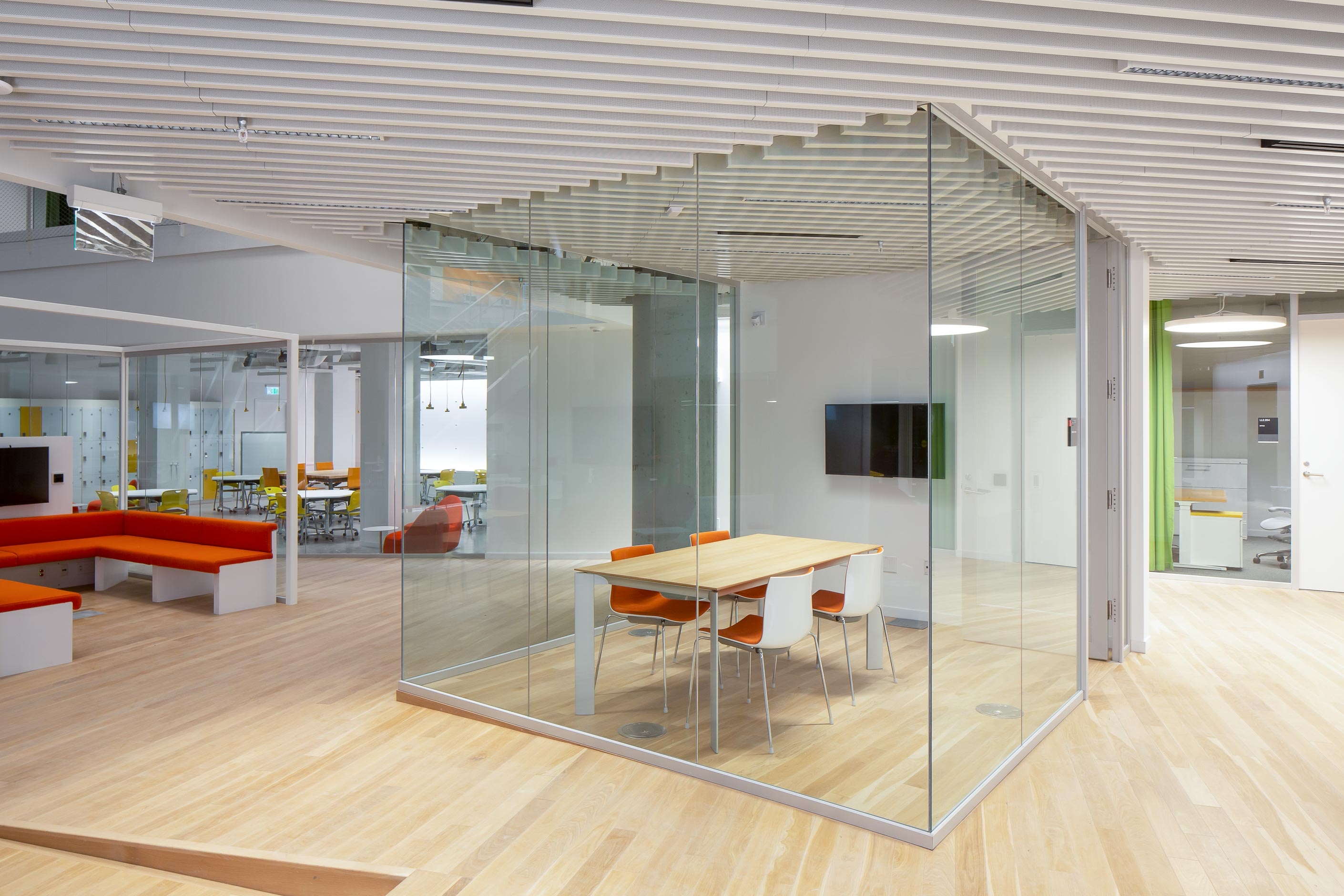 Partitions that connect: Clearly demarcated areas promote a spirit of partnership in the new Harvard University building. At the same time, the large glass surfaces provide plenty of light and transparency