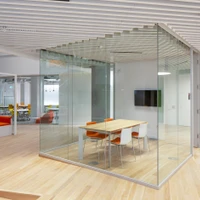 Trennwände, die verbinden: Klar abgegrenzte Bereiche fördern das partnerschaftliche Miteinander im neuen Gebäude der Harvard University – gleichzeitig sorgen die grossen Glasflächen für viel Licht und Transparenz