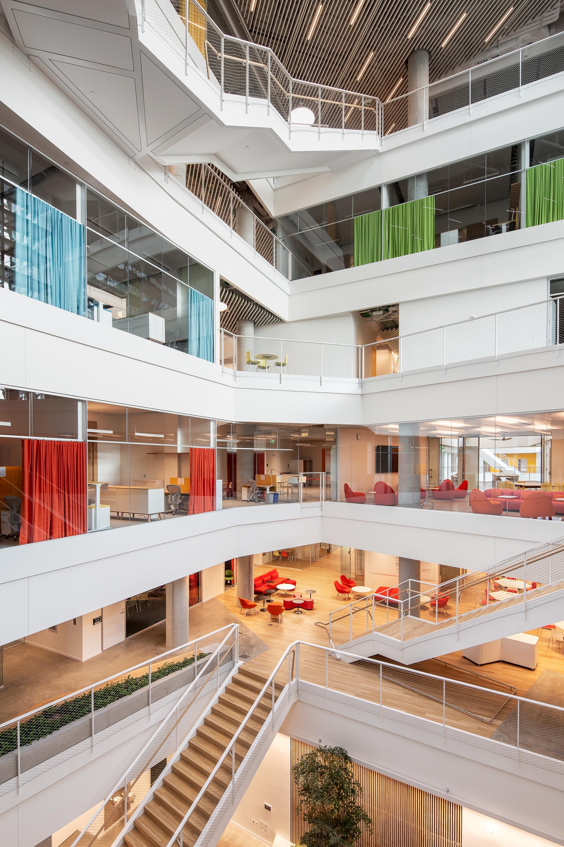 Openness and exciting perspectives: 600 sqm of fall-proof glazing allows the light from the two large atriums to penetrate into the depths of the room and, with 16 mm laminated safety glass, achieves a sound insulation test value of Rw,P = 40 dB