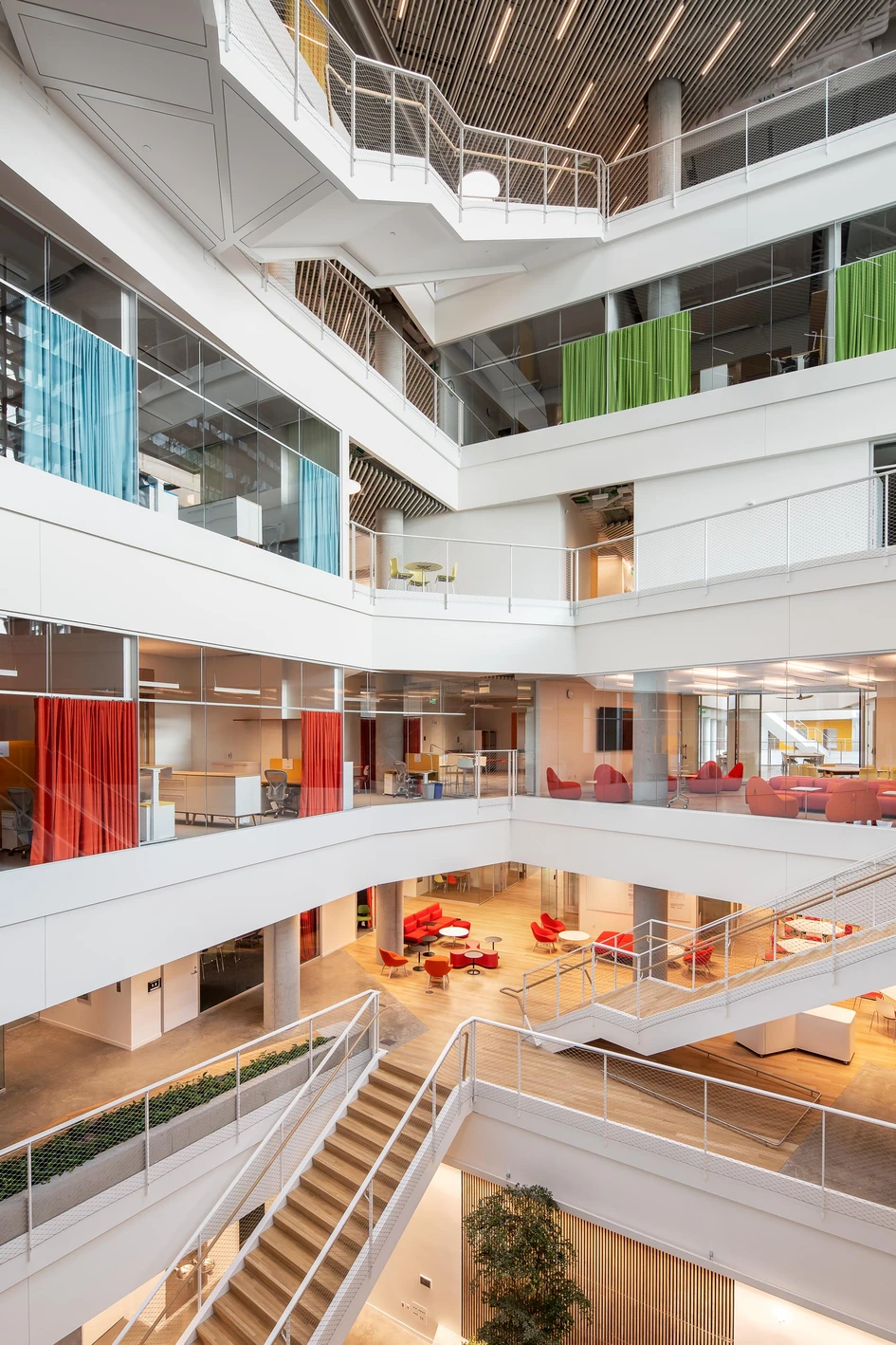Grosse Offenheit und spannende Perspektiven: 600 Quadratmeter absturzsichernde Verglasung lassen das Licht aus den beiden grossen Atrien in die Tiefe des Raums hineinwirken und erreichen mit 16 mm VSG einen Schalldämmprüfwert von Rw,P = 40 dB