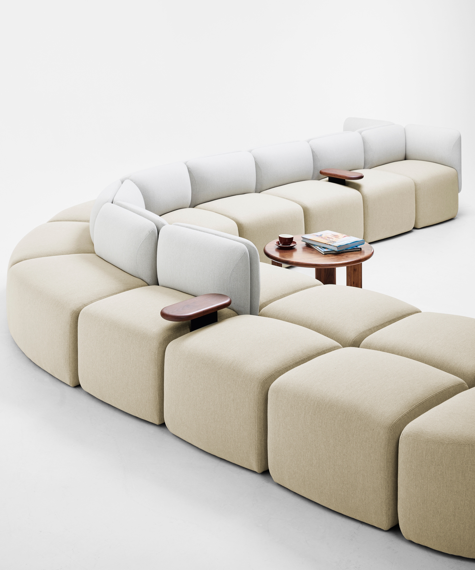 2020 kam Caterpillar auf den Markt – ein Sofasystem, das bei Innenarchitekten aufgrund seiner Modularität und der einfachen Anpassbarkeit an bestimmte Umgebungen schon jetzt sehr beliebt ist