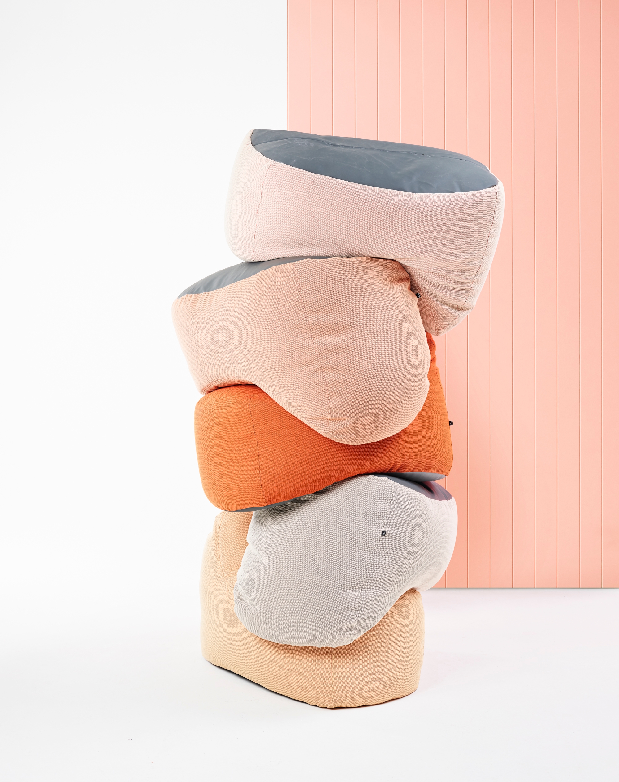 Pinto ist Derlots lässig strukturierte Variante des Sitzsacks. Das verspielte Stück wurde ursprünglich als Teil der Les Basic-Serie entworfen, die nun zusammen mit Derlot Editions zu Derlot kombiniert wird