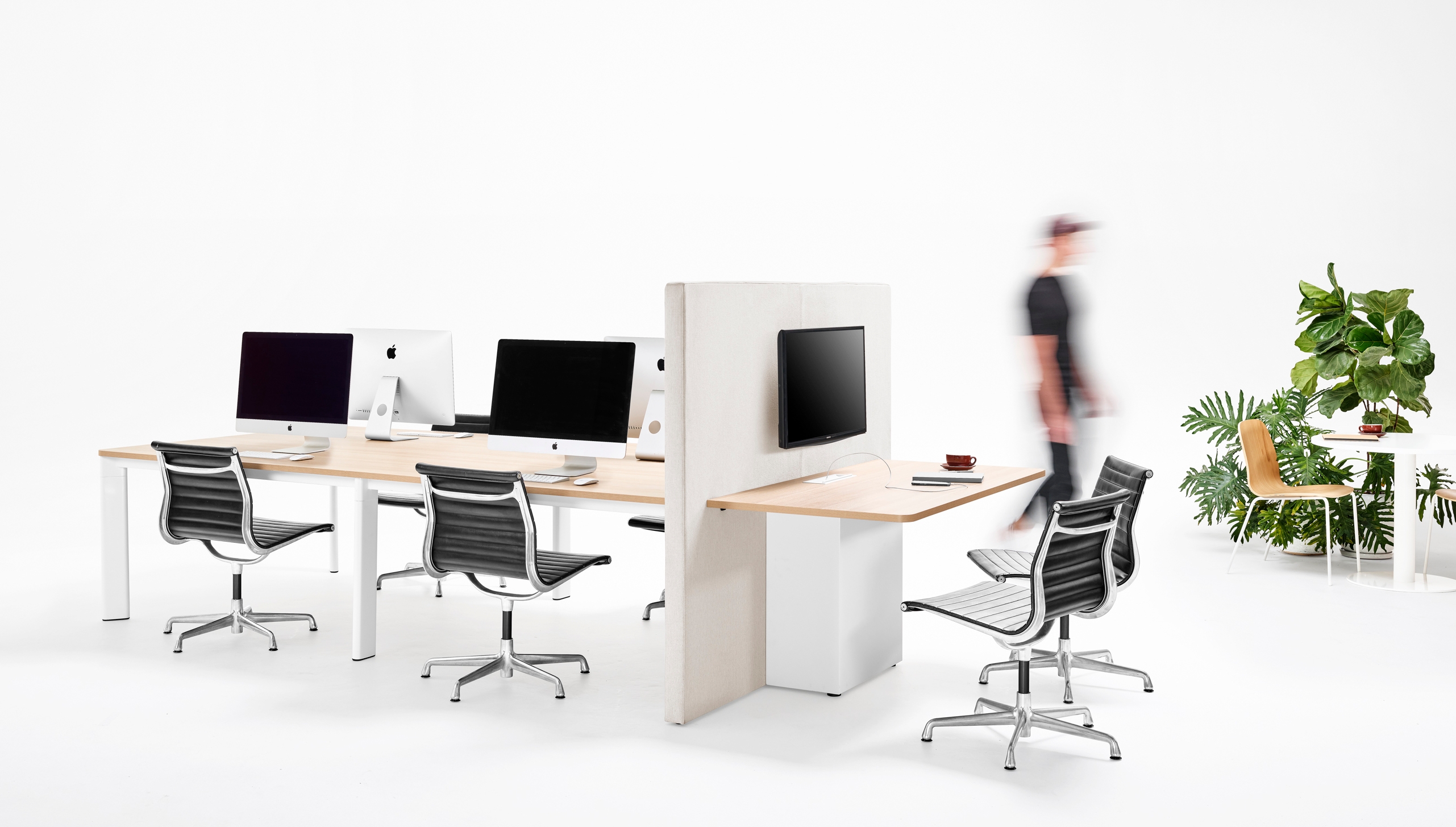 Forum ist Derlots neueste Entwicklung: Mit der Integrierung einer Medienwand in ein Tischsystem reagiert Forum explizit auf die neue Anforderung an Büros, hybrides Arbeiten zu ermöglichen