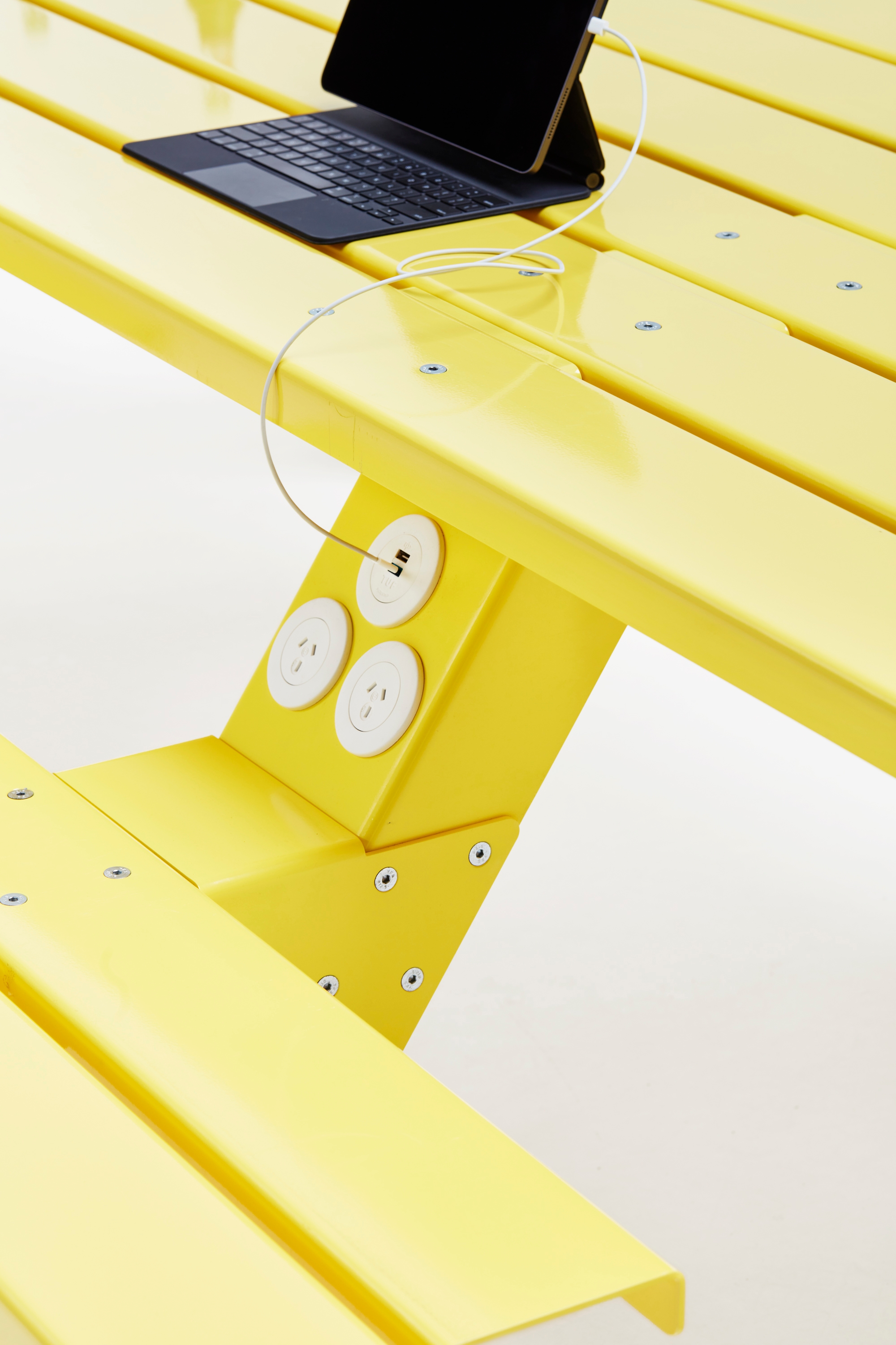 Aus leichtem Aluminium gefertigt und in hellen Farbtönen lackiert, ist Mass ein Tisch und eine Bank, die sich sowohl im Innen- als auch Aussenbereich wohlfühlen – ein typisches Merkmal der Derlot-Möbel. Steckdosen können integriert werden