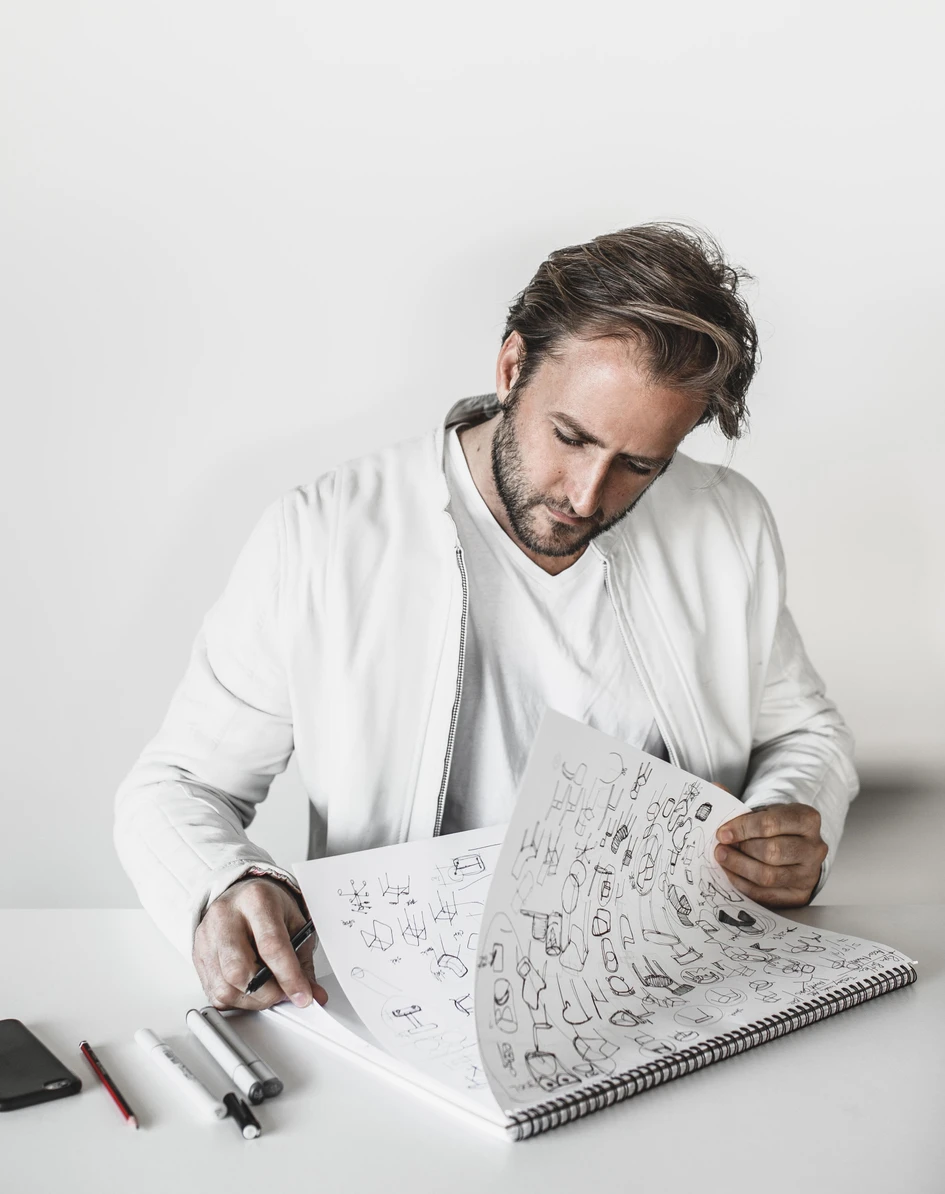 Alexander Lotersztain, der in Argentinien geborene und in Brisbane lebende Designer und Derlot-Gründer, hat es sich zur Aufgabe gemacht, Möbel fürs Zuhause, den öffentlichen Raum und Büros zu entwerfen, die sich ganz einfach individuell gestalten lassen