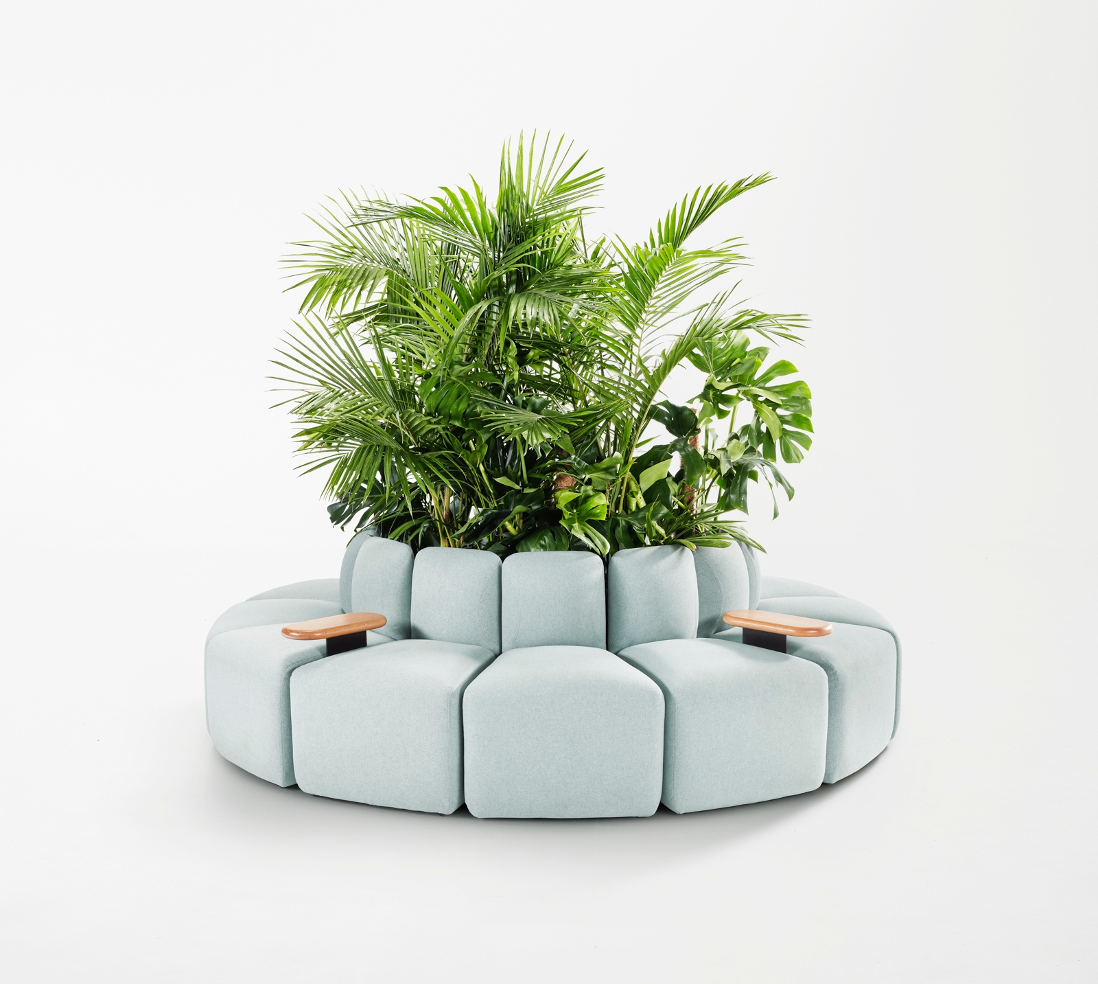 Caterpillar eignet sich sowohl für lineare Anordnungen mit Drehungen in verschiedenen Winkeln als auch für geschwungene oder komplett kreisförmige Grundrisse und ist ein überaus vielseitiges Möbelstück