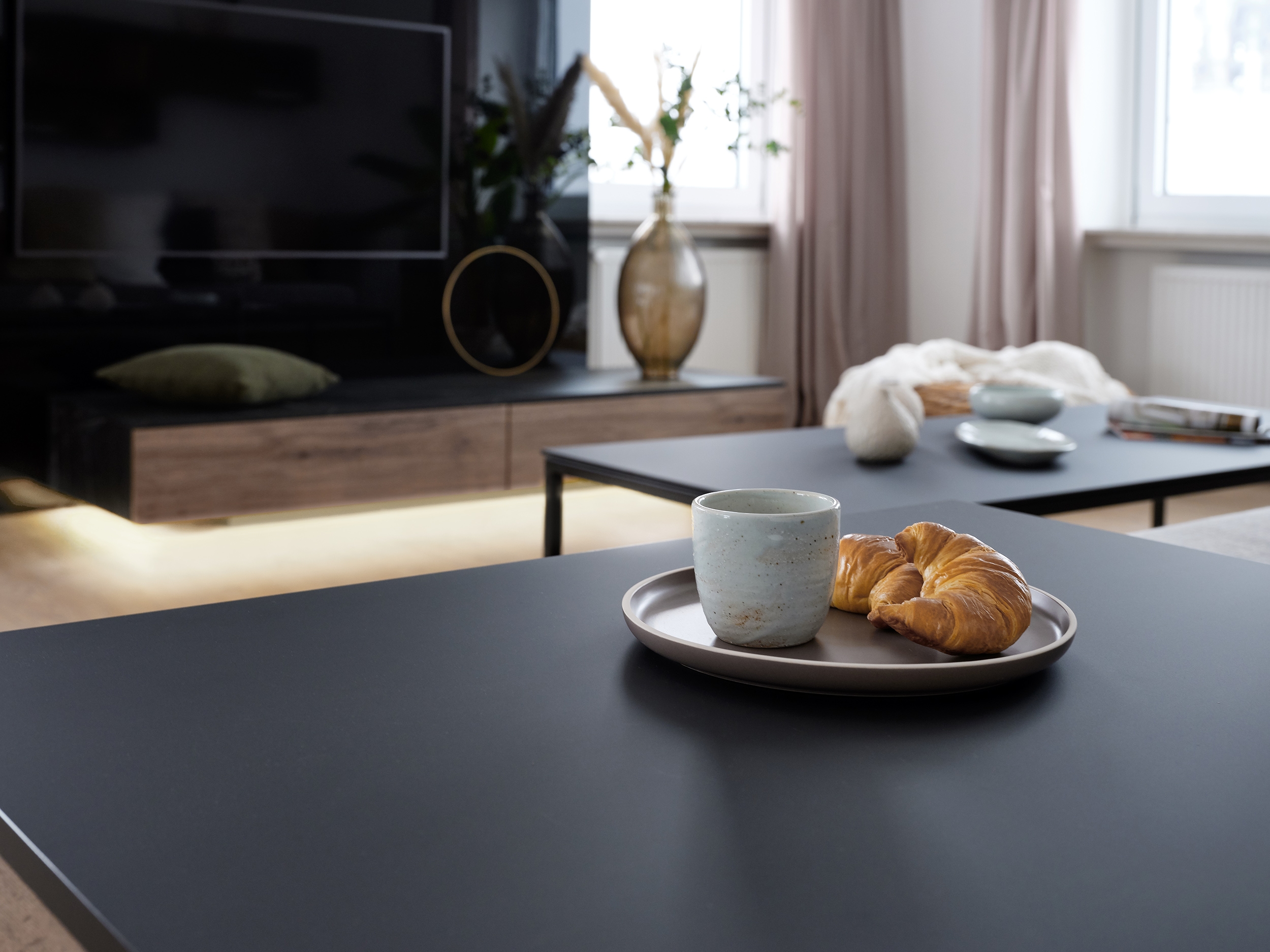 Now also ideal for horizontal surfaces: Egger has further developed the PerfectSense Matt and Gloss MDF lacquered boards. The addition of the word ‘Premium’ stands for improved scratch resistance