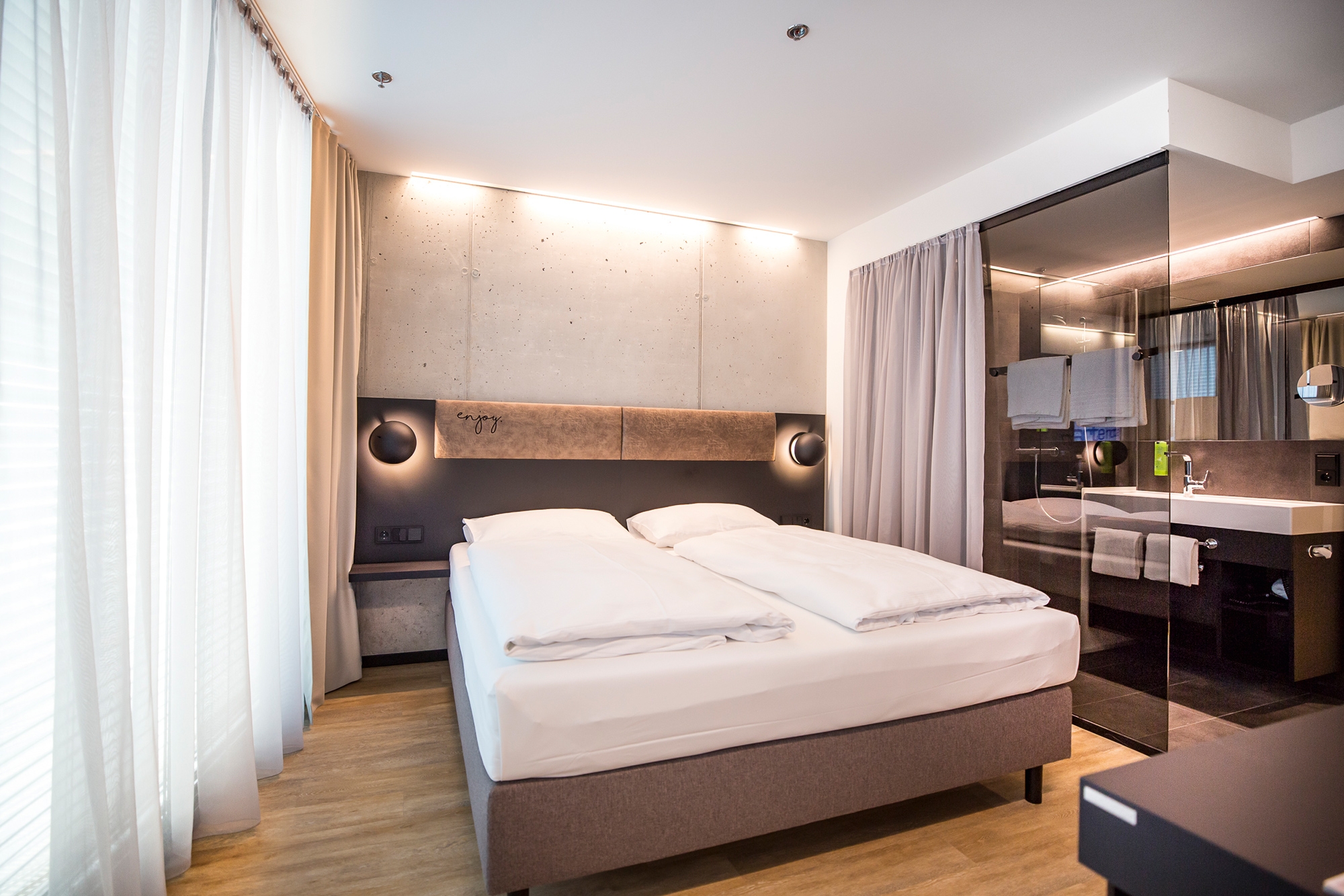 Egger’s PerfectSense Matt and PerfectSense Topmatt were applied in the rooms, public areas, reception and restaurant of Salzburg’s Arte Hotel. Photos: © Derenko Innenarchitektur