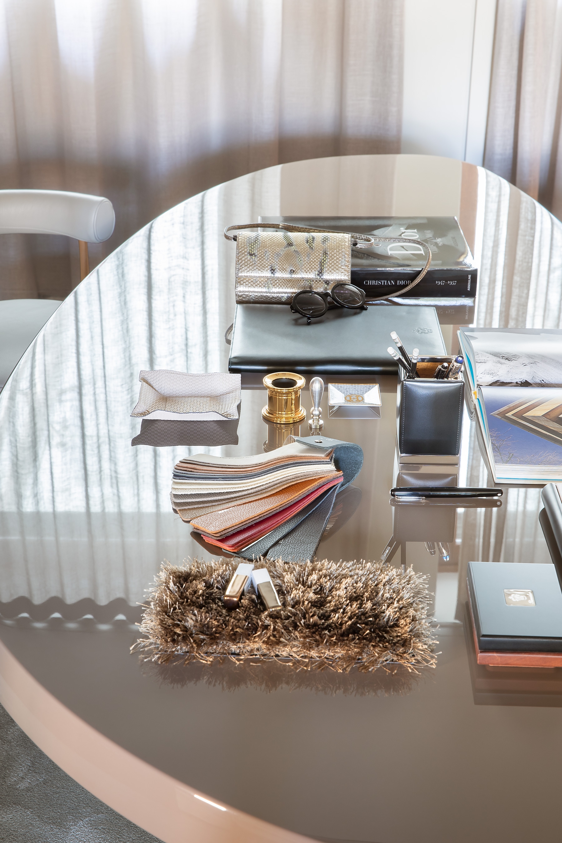 The creative atmosphere is set with Henge Strip chairs and Gelly poufs by Massimo Castagna, and custom marble walls by Alimonti (top). Above, a collection of samples from the Interni Materials Gallery