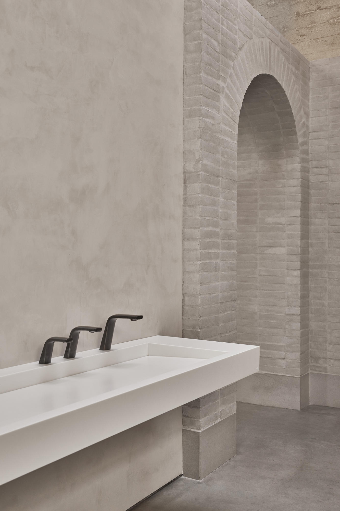 McLaren.Excell’s Splash Lab in Los Angeles uses concrete surfaces to create a robust architectural backdrop for the client’s delicate ceramic and brassware products. Photos: Jason Rueger