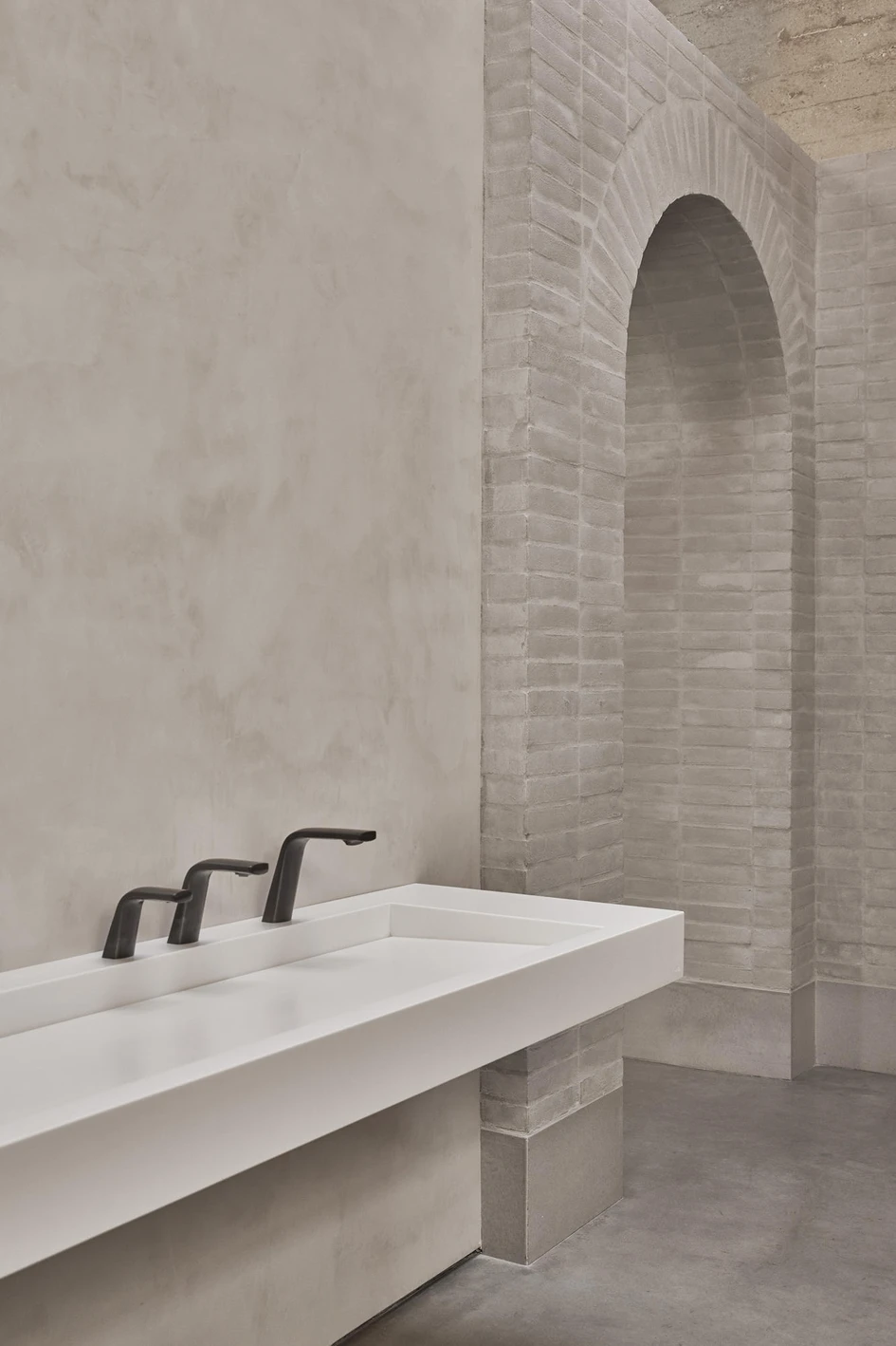 McLaren.Excell’s Splash Lab in Los Angeles uses concrete surfaces to create a robust architectural backdrop for the client’s delicate ceramic and brassware products. Photos: Jason Rueger
