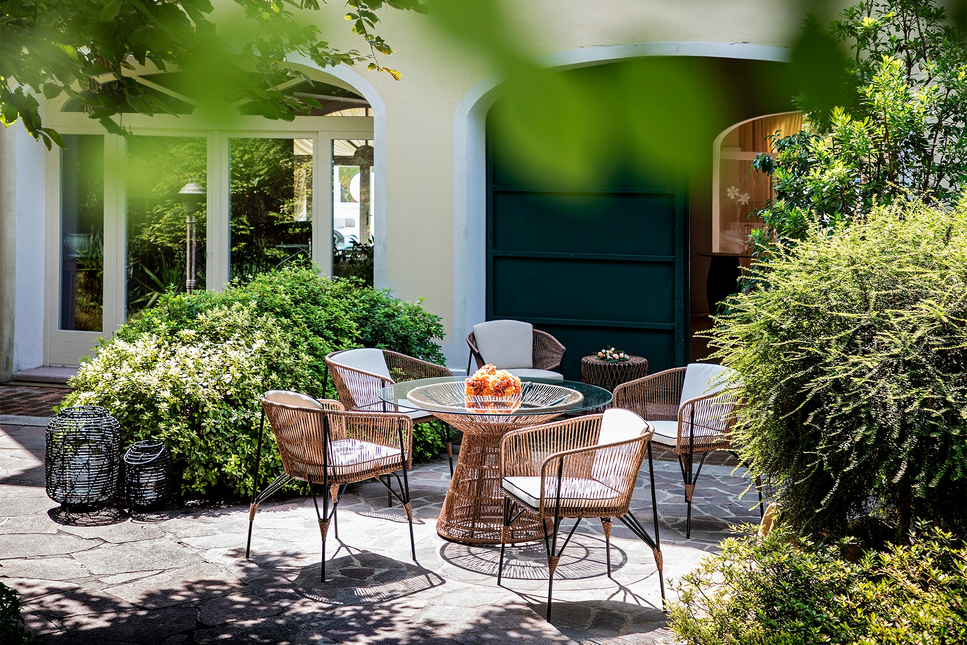 Weaving techniques are carried out by skilled craftsmen who use elaborate knotting methods from sailing traditions in their handwork. Here it is seen in the Lodz dining chair