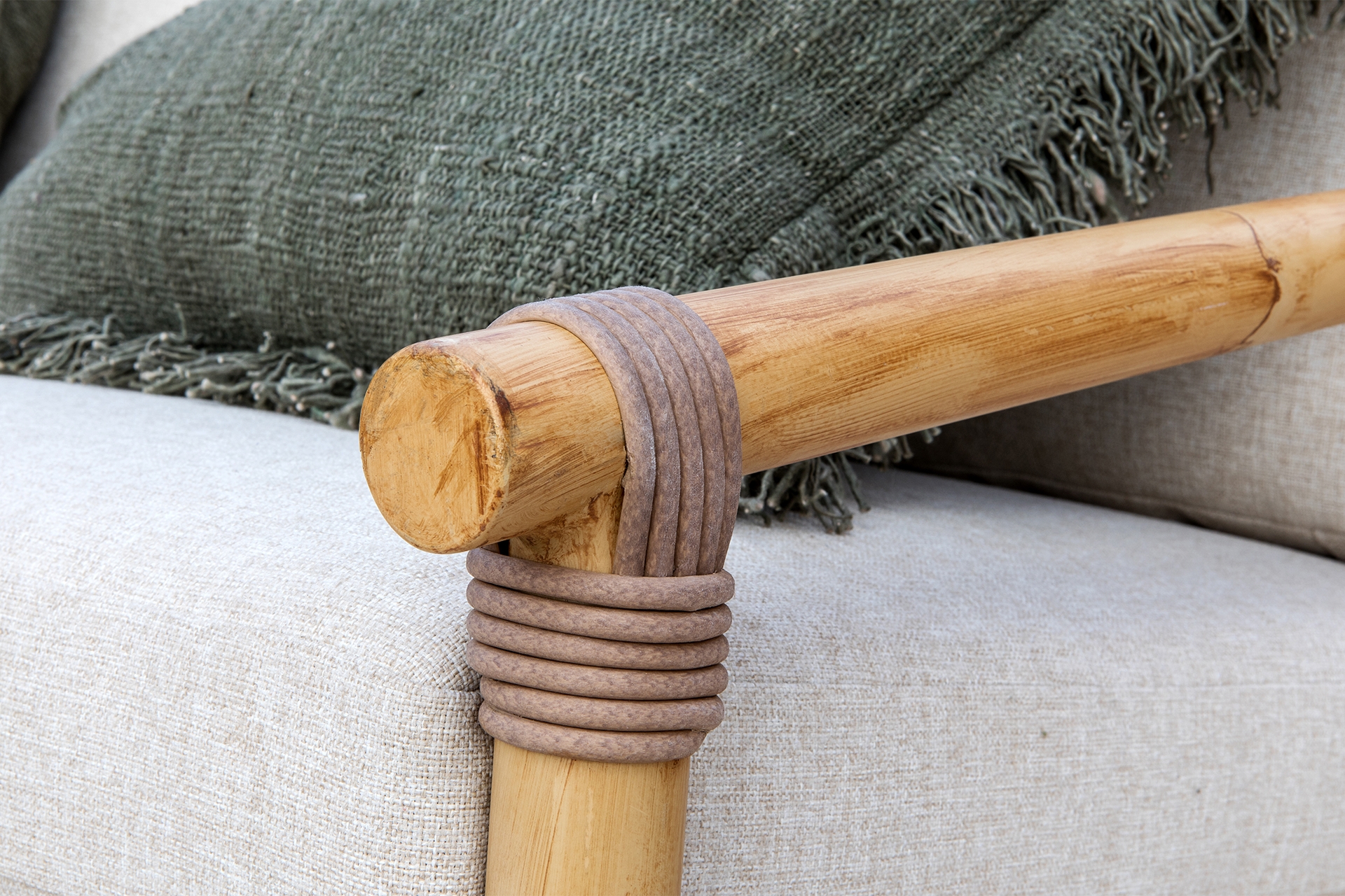 In the Florence collection an aluminium frame is skilfully painted by hand in a way that replicates the colour and character of natural cane. The finish is called Manao Texture