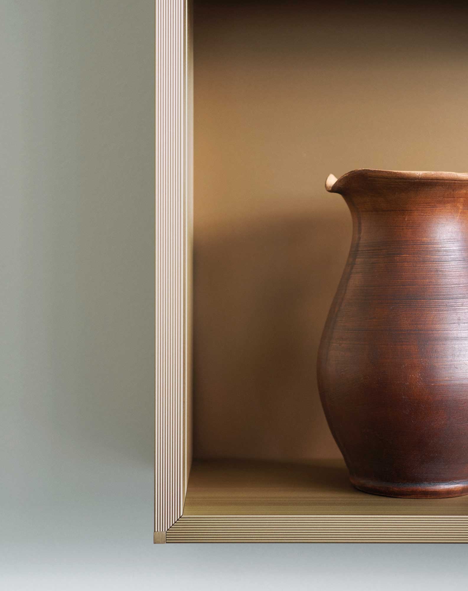 The new design allows for more visually arresting splashback and shelf-lining space. Key to the success of Dressup’s design is the development of thin, sharply elegant profiles in ribbed aluminium, champagne, black and bronze