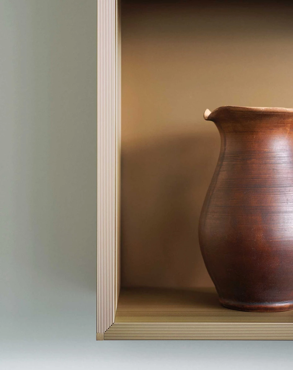 The new design allows for more visually arresting splashback and shelf-lining space. Key to the success of Dressup’s design is the development of thin, sharply elegant profiles in ribbed aluminium, champagne, black and bronze