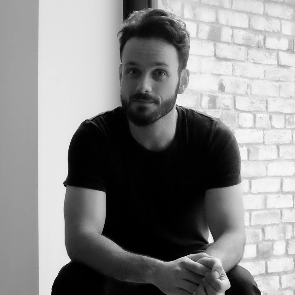 David Girelli is the creative brain behind Loop. The Swiss-born designer speaks the language of modern minimalism and has used it to define the armchair’s timeless silhouette