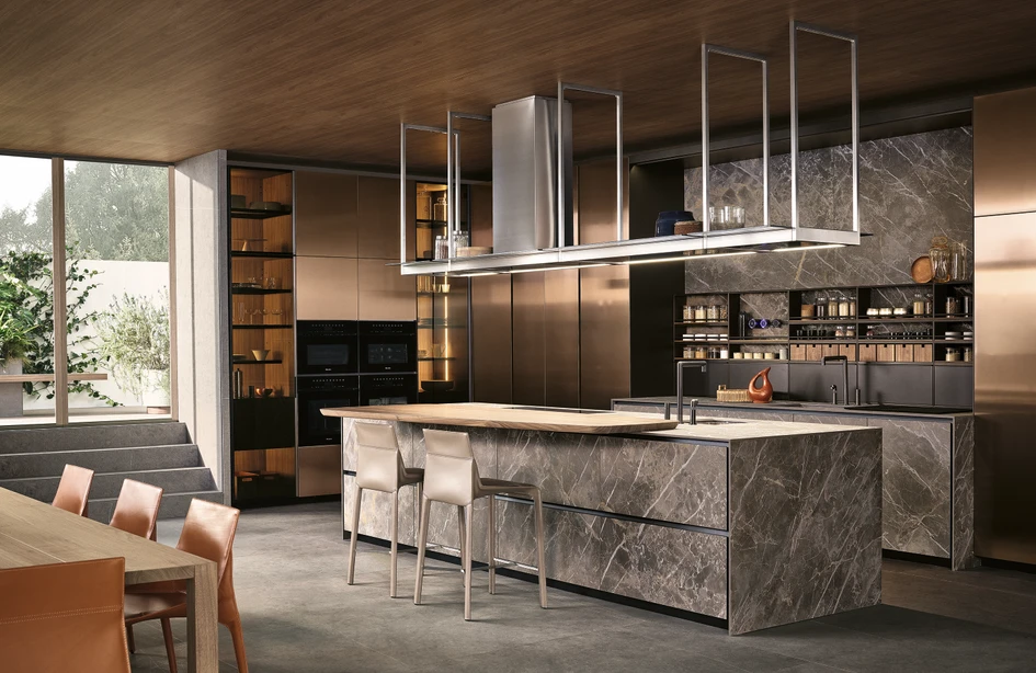 Alea Pro kann ganz individuell gestaltet werden: Für die Türen stehen hochglänzende Laminate und Lacke, Holz, Stahl oder Glas zur Verfügung. Die Arbeitsplatten sind in Holz, Corian, Stahl, Marmor, Stein oder Dekton erhältlich
