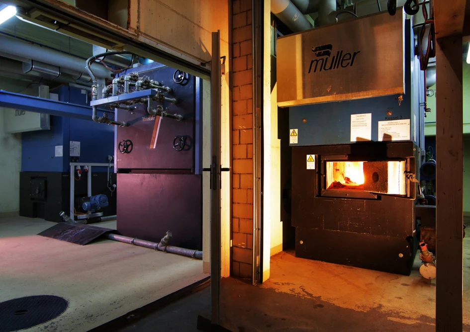 Der Kreis schließt sich: Das Schweizer Unternehmen von Rickenbach nutzt das gesamte Restholz seiner Produktion, um mit einem eigenen Fernwärmenetz mehr als 220 Wohneinheiten und über 20 Gewerbebetriebe zu versorgen. Foto: von Rickenbach, © Claude Vuille