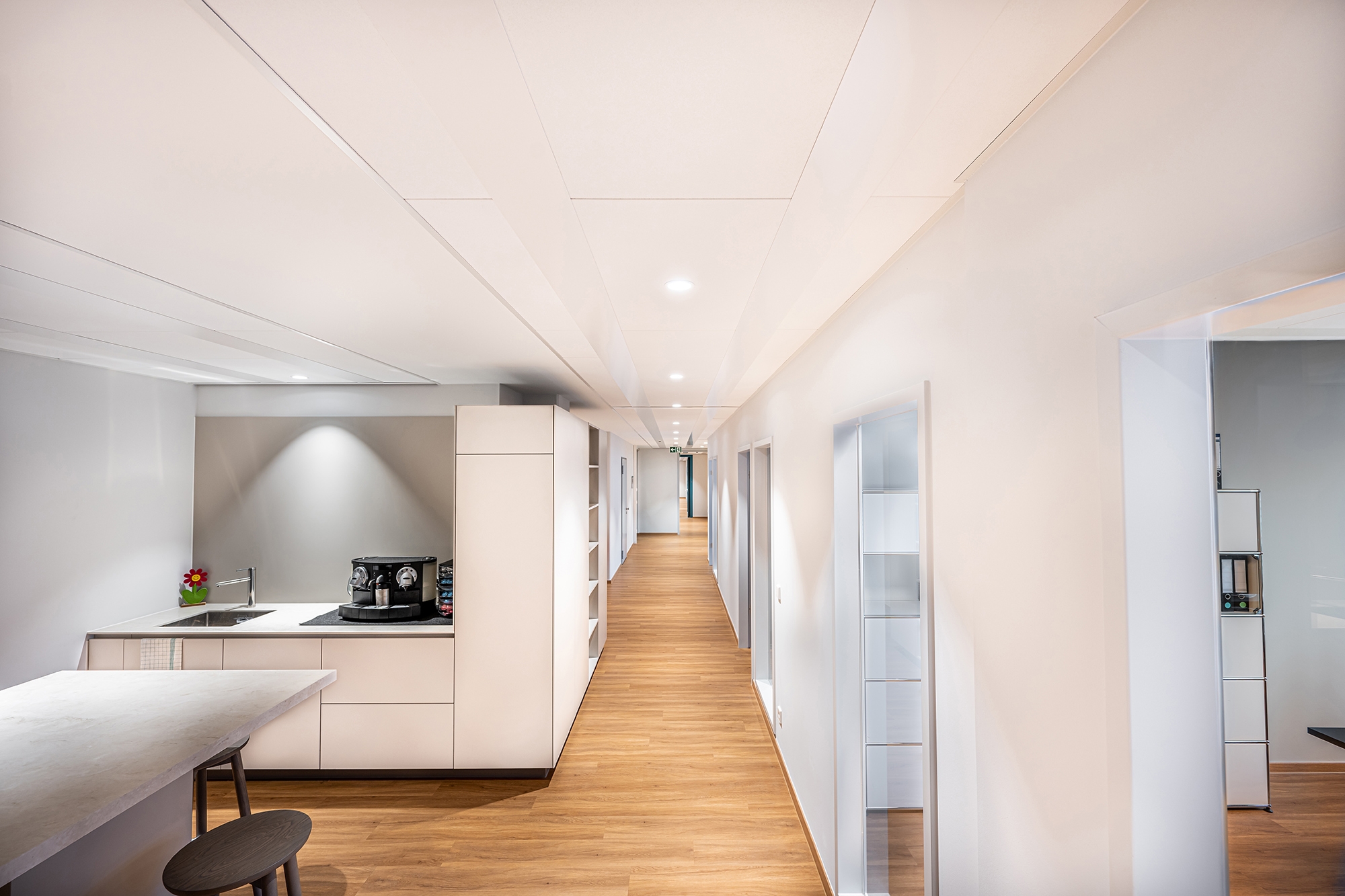 In addition to a comfortable room climate, the OWActive mineral climate ceiling also ensures optimised acoustics and thus creates a pleasant working atmosphere