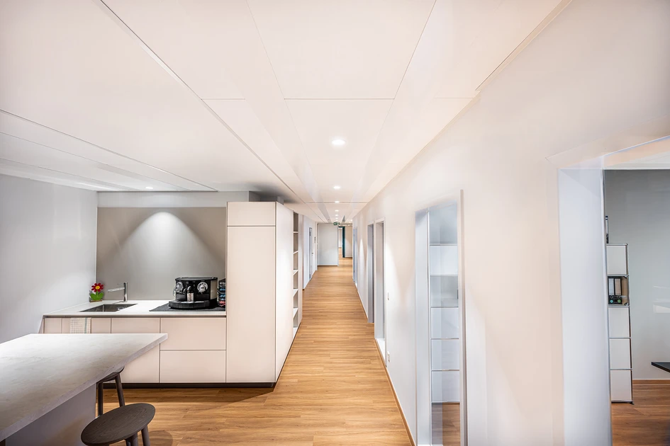 In addition to a comfortable room climate, the OWActive mineral climate ceiling also ensures optimised acoustics and thus creates a pleasant working atmosphere