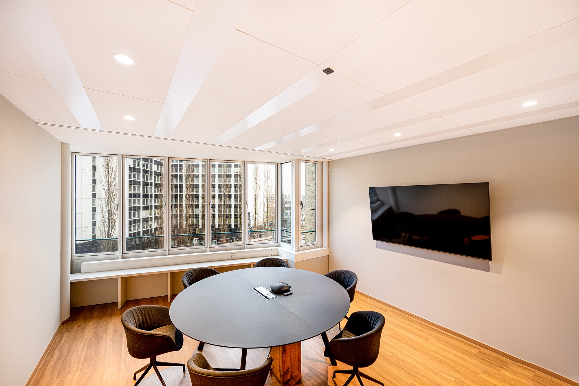 With the OWActive mineral climate ceilings, a performance-enhancing office environment that meets the challenges of renovation has been created. The OWActive air conditioning technology can be accommodated in parallel and cross-band grids