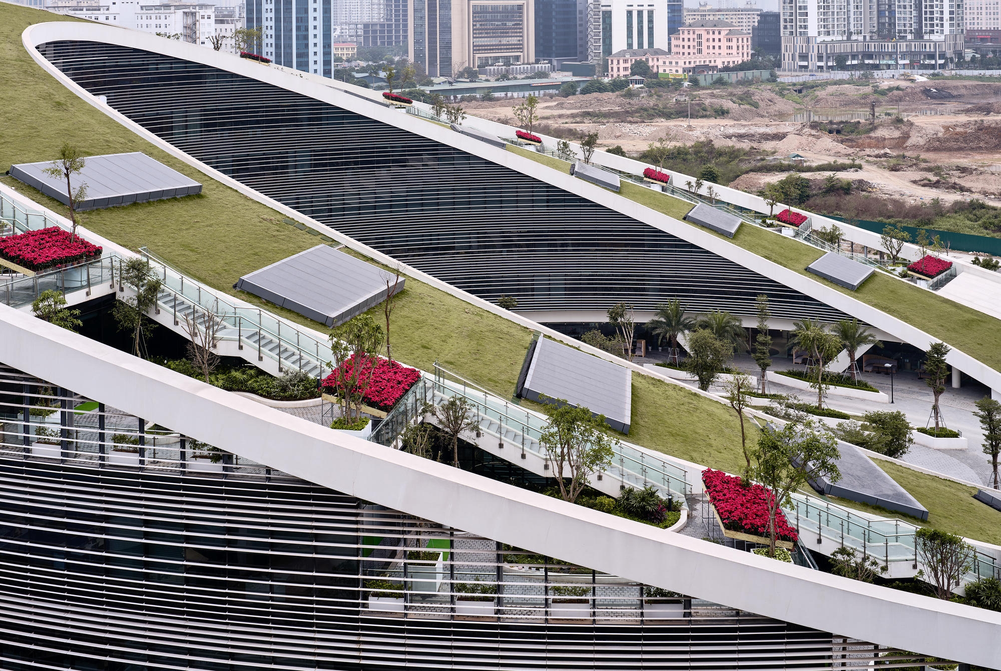 Für den Viettel-Hauptsitz in Hanoi entwarf Gensler ein energieeffizientes Gebäude, bei dem Nachhaltigkeit und das Wohlbefinden der MitarbeiterInnen des Unternehmens im Mittelpunkt stehen. Fotos: Owen Raggett