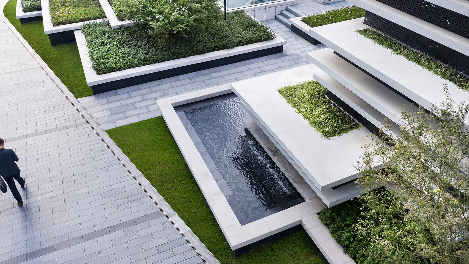 Im Sunbow Financial Center in Shanghai bereichert ASPECT Studio den Alltag von MitarbeiterInnen und StadtbewohnerInnen mit einem integrierten Design aus grünen Texturen und Sitzgelegenheiten, das die soziale Interaktion fördert. Fotos: Bing Lu