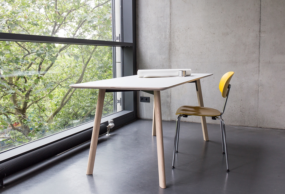 Create your own simple design: The table from the Y series can be configured from its surface to its legs 