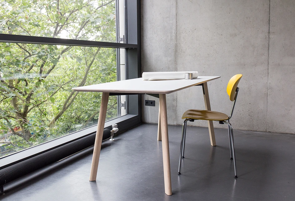 Create your own simple design: The table from the Y series can be configured from its surface to its legs