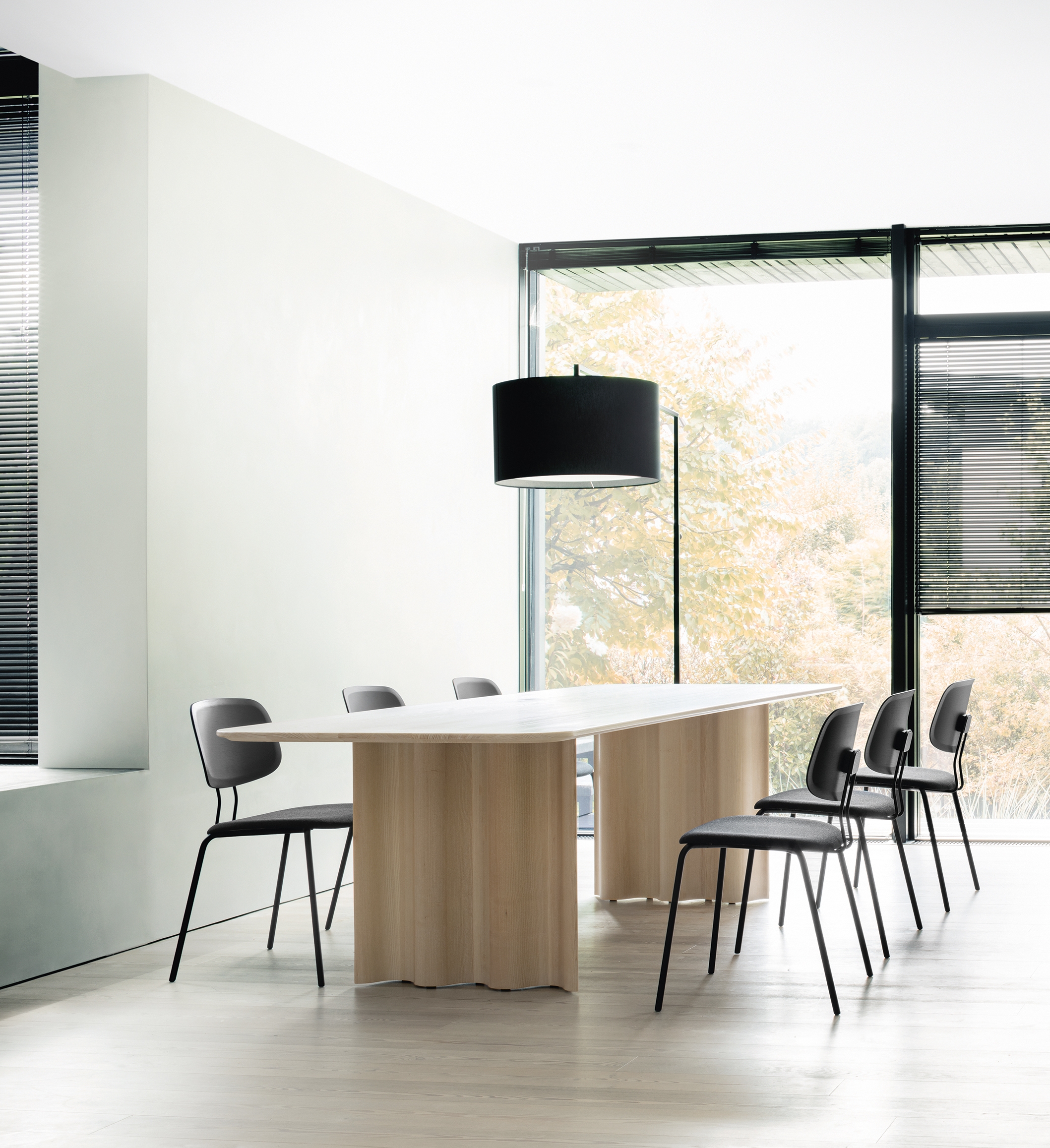 Eine Geste mit Grandezza: Die fliessende Bewegung der Wangen steht im Kontrast zur klaren Geometrie des Tisches. Dadurch wird Curtain wird zum Protagonisten eines jeden Interieurs – ohne es zu dominieren