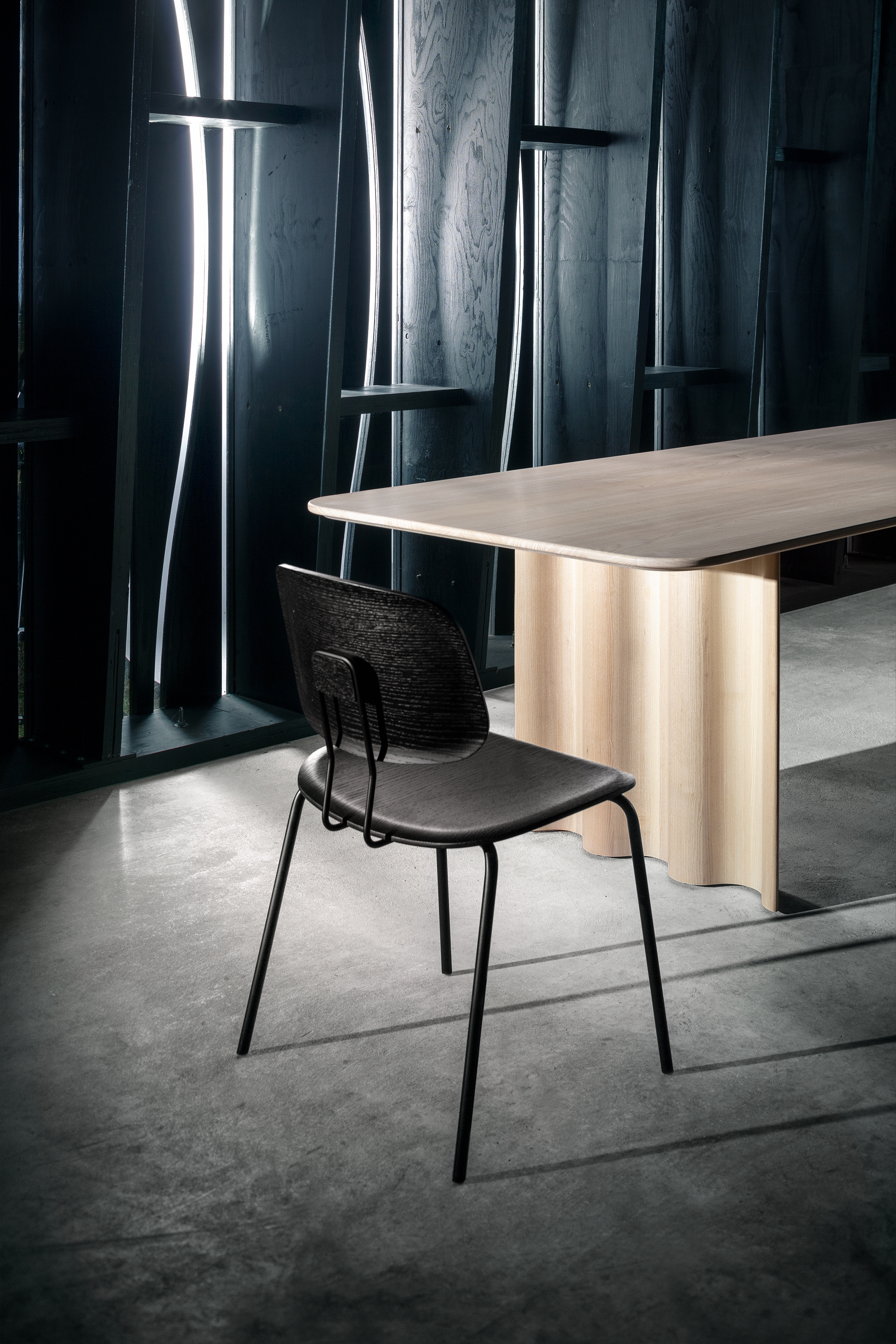 Eine Momentaufnahme zwischen Bewegung und Ruhe: Über der skulpturalen Welle scheint die schlanke Platte in die Schwebe zu geraten