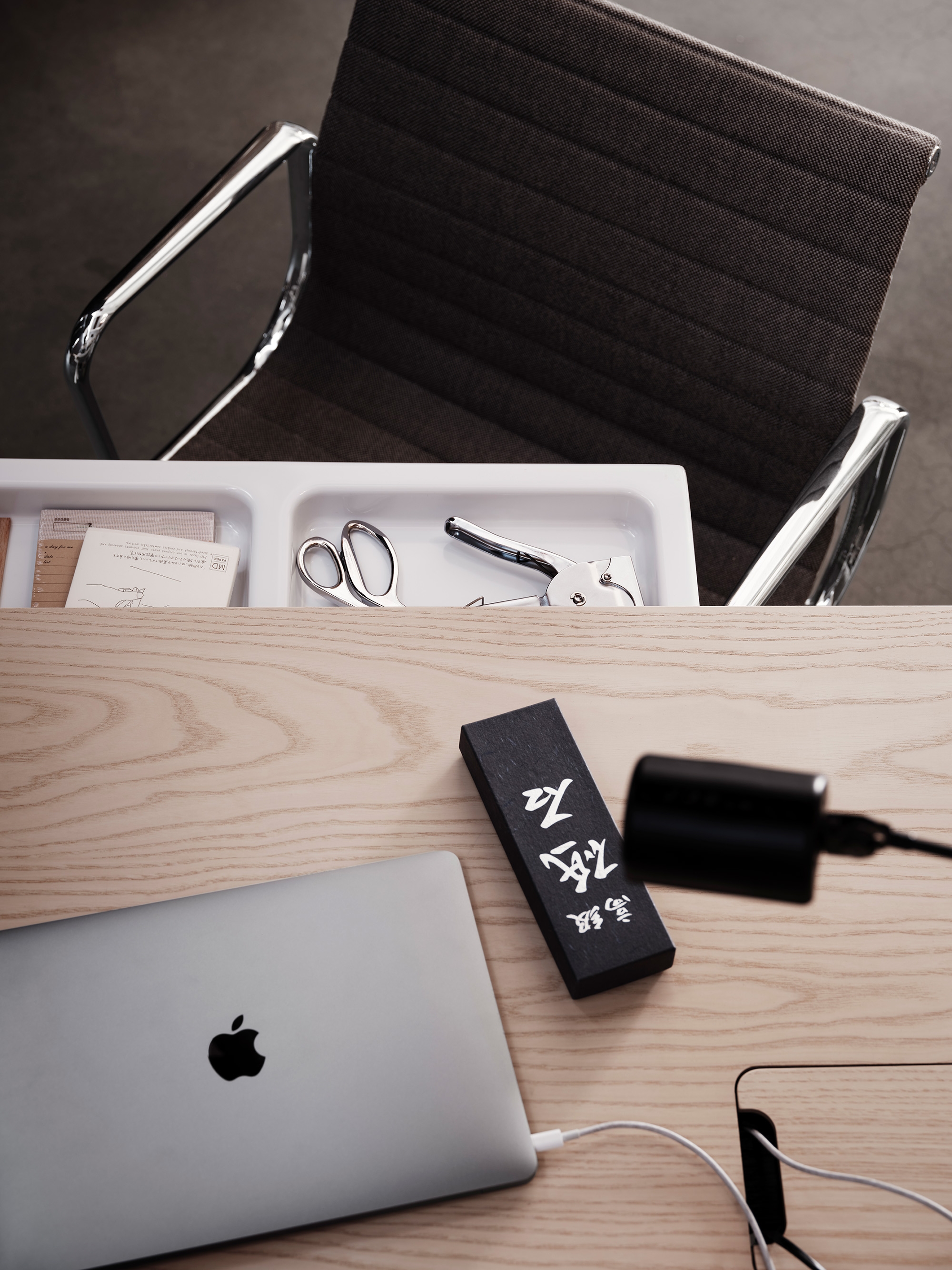 Though originally conceived to bring books into the home, String Furniture looks at ease holding files or artwork, bags or plant pots. It works particularly well in a hybrid live/work environment