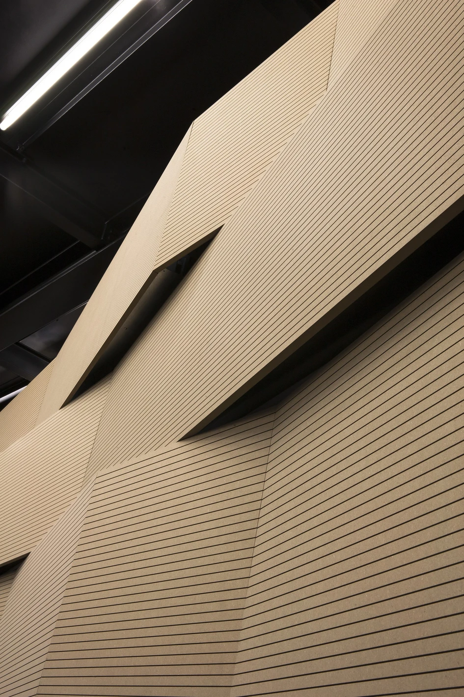 Above: Mywall by Fantoni. Below: Geta by Mikodam