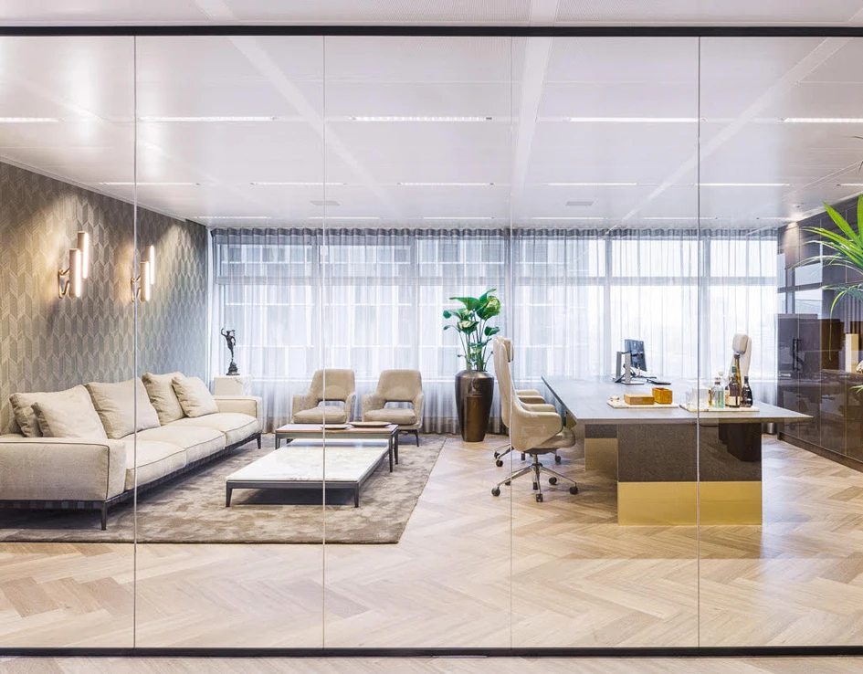Frankly Amsterdam’s Super Moon rug adding warmth and depth to this office located in the business district of Amsterdam. Photography: DuPho