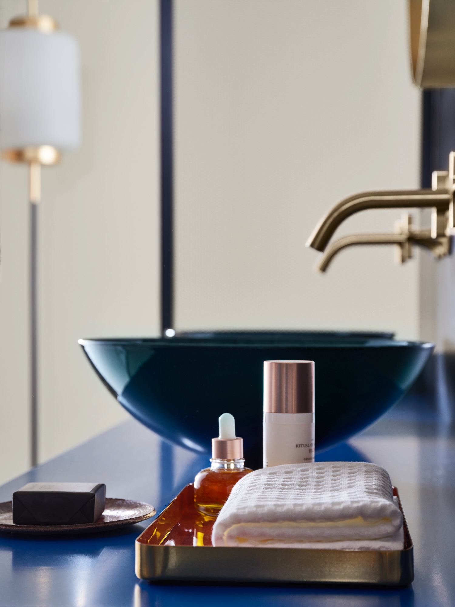 The enamel glaze is applied by hand during production, creating the special depth of colour and reflection in the Aqua products and ensuring that no two are exactly alike