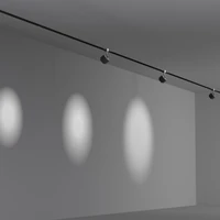 Oben: Gypsum von Linea Light Group. Unten: Adjustable Spot von Letroh