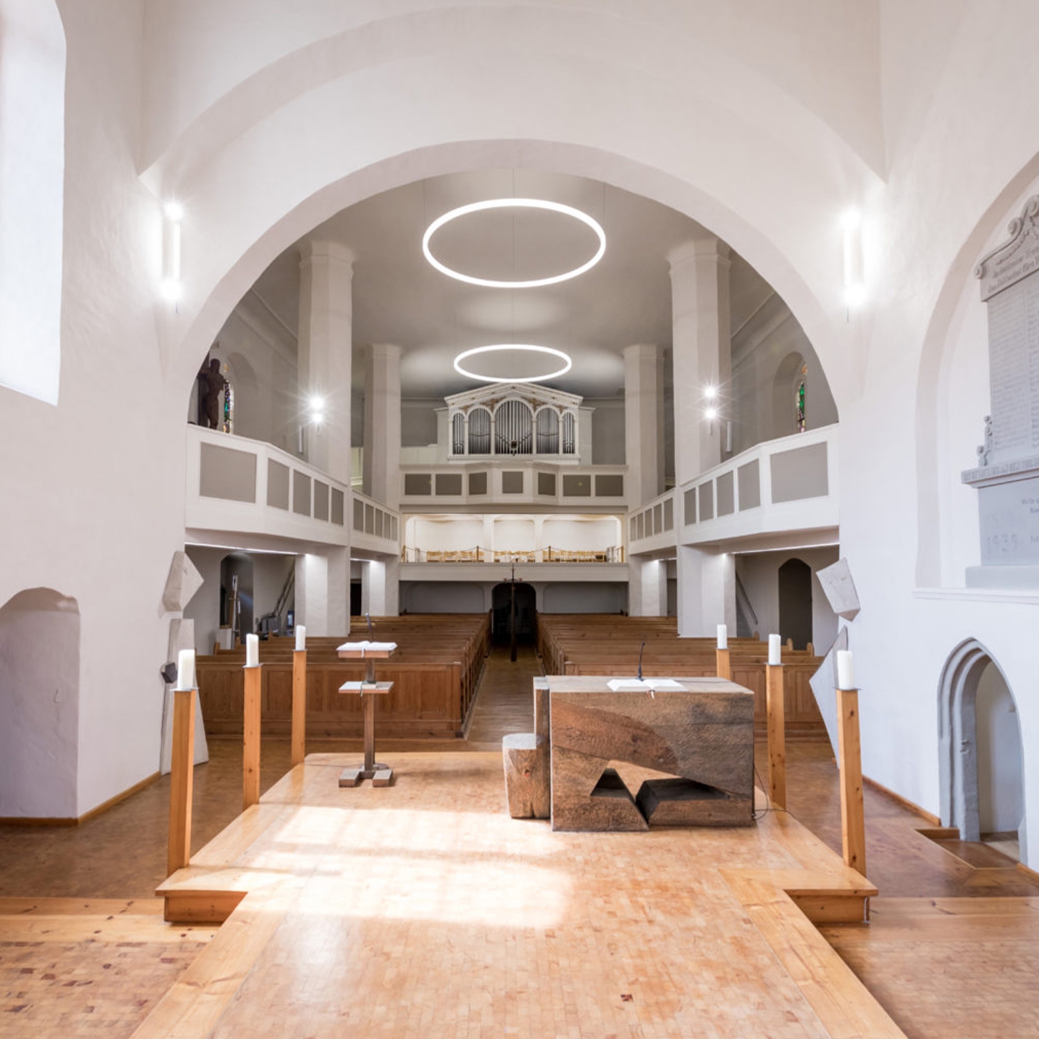 Leggi la storia Illuminazione moderna della chiesa