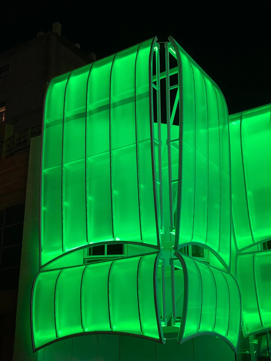 For the City Exhibition Hall in Tianjin, PURI Lighting placed rows of opposite linear floodlights behind the ETFE membrane and sprayed the curtain wall behind white to increase the uniform lighting effect of the building. Photos: Fang Hu