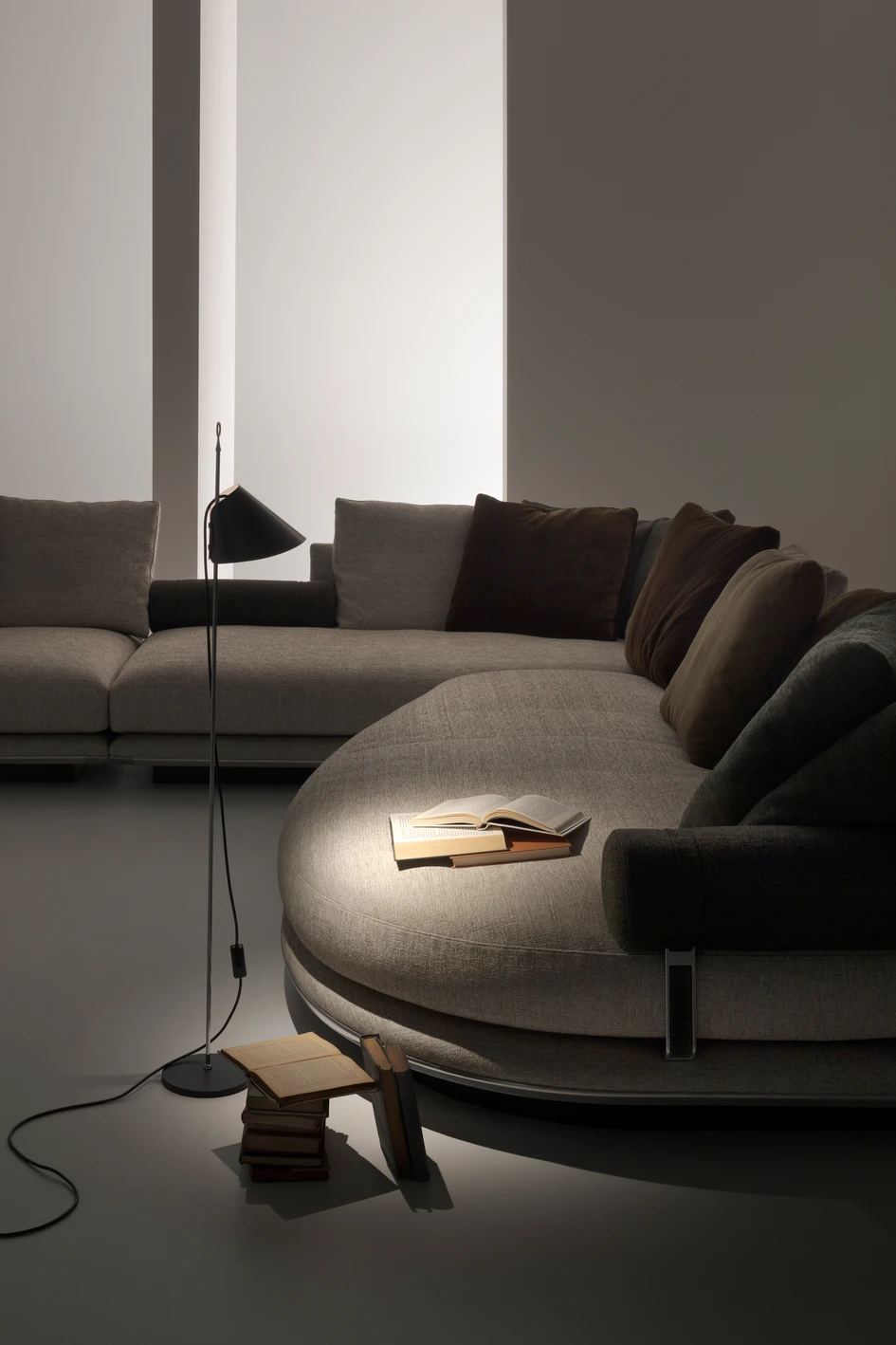 The organic curves of the Noonu sofa system designed by Antonio Citterio for B&B Italia