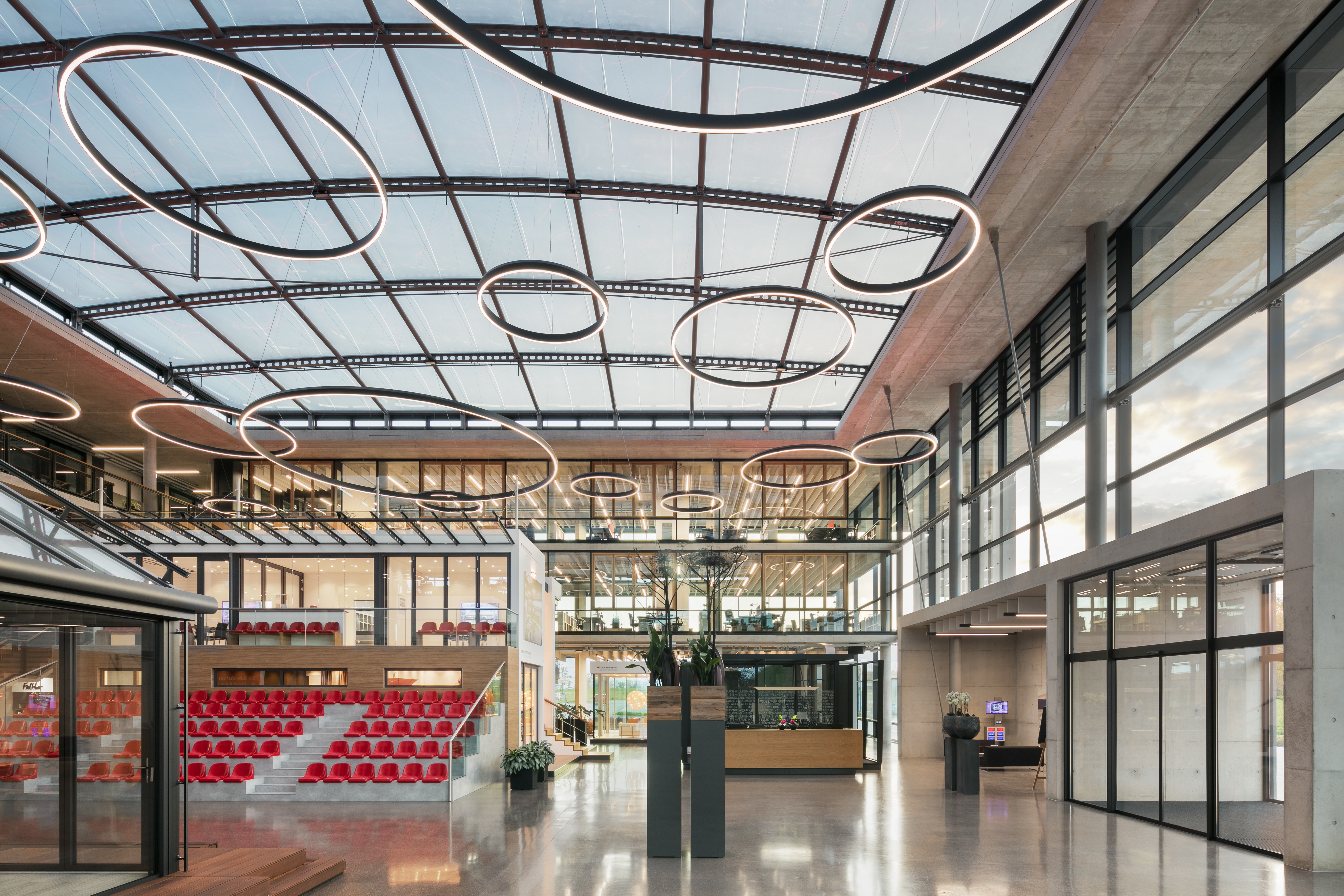 The foyer of the Solarlux Campus in Melle is a modern, open space where exchange on the architecture of the future is promoted with first-class speakers, interesting guests and an exhibition that promises exciting insights
