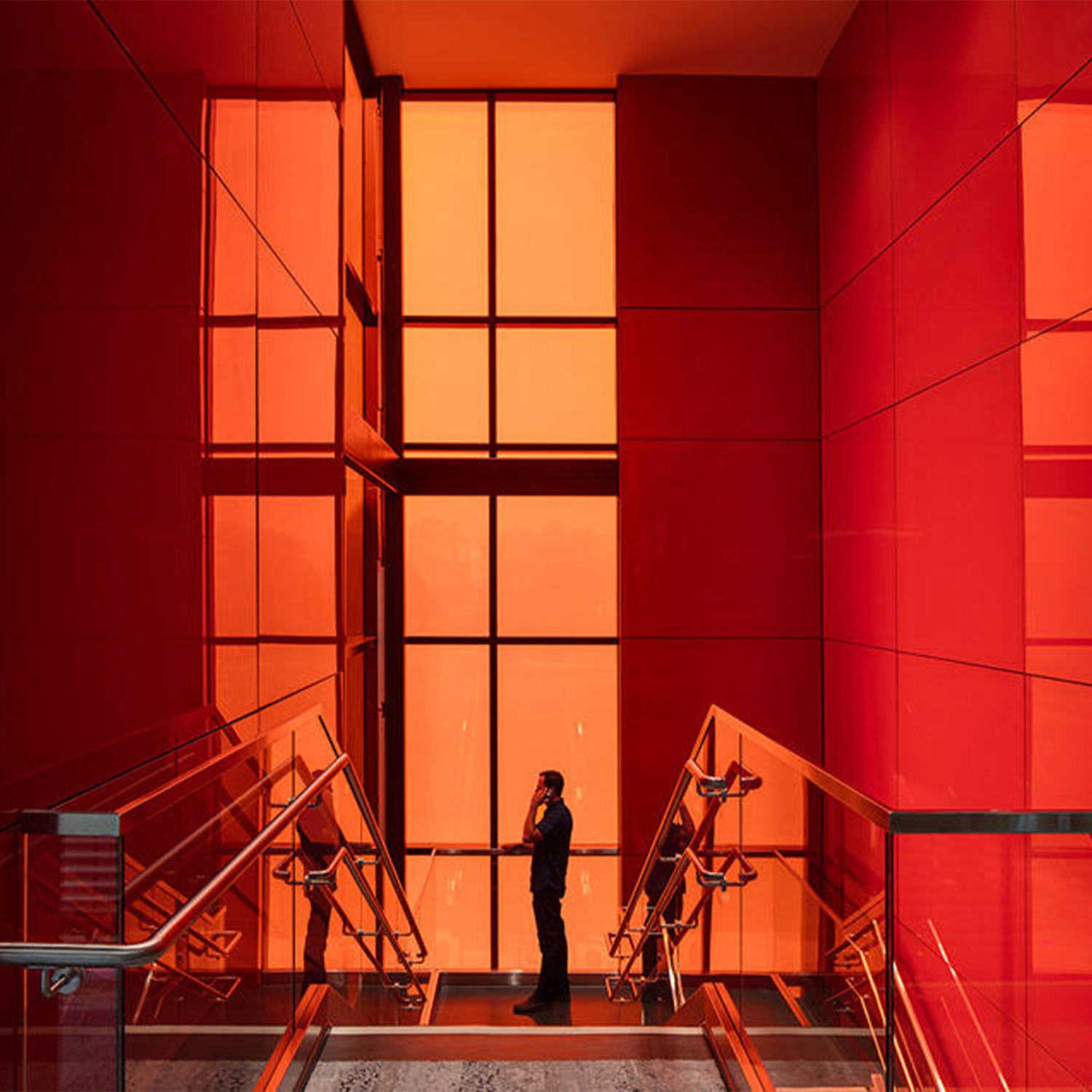 Leer la historia 6 project interiors that empower experiences with coloured glass
