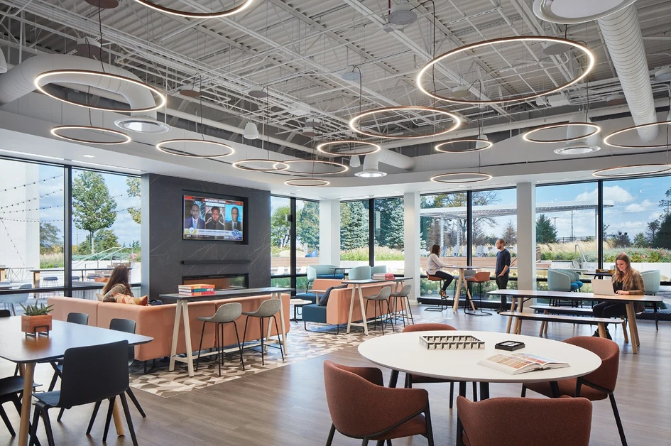 Die Definition des Arbeitsplatzes ist in eine neue Ära eingetreten, in der Arbeitnehmer höhere Ansprüche an die Büroumgebung stellen. Zudem hat sich der Arbeitsplatz auch aufs Heimbüro oder einen dritten Ort wie öffentliche Räume oder Cafés ausgedehnt