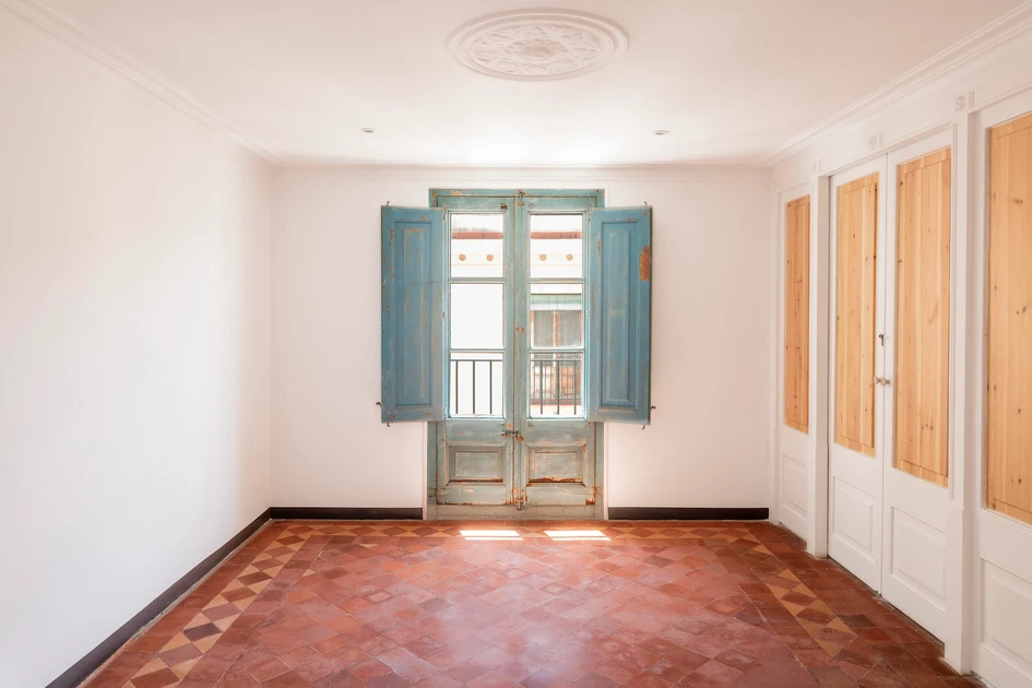 Die Bodenbeläge im 27+14 Apartment von Agora Aquitectura erlauben es den heutigen BewohnerInnen, die Räume des ursprünglichen Grundrisses von 1872 nachzuzeichnen. Fotos: Adrià Goulà