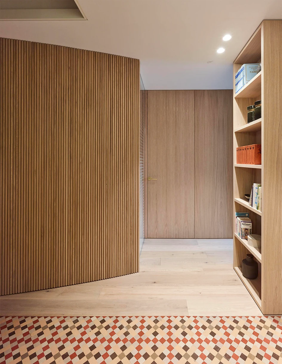 Individuell angepasste Holzelemente – nicht nur als Bodenbelag, sondern auch als Wandelemente – ergänzen die farbenfrohen spanischen Fliesen im HV House von built architecture. Fotos: Eugeni Pons