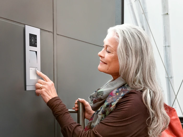 Leggi la storia Busch-Jaeger for more security and comfort in entrance areas