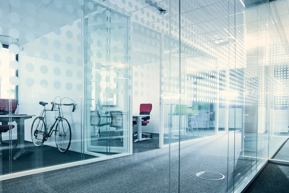 Open rooms, transparent glass walls: modern interior concepts combine visual freedom with a lot of technology. Hager ensures that the infrastructure for power and data supply is not visible 