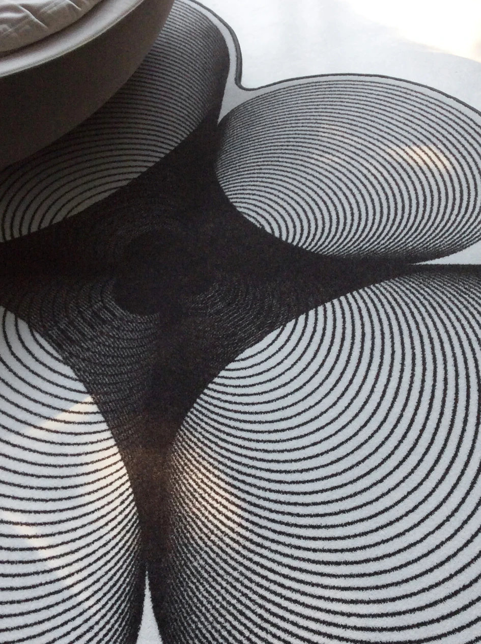 Founder and managing director Sascha Schiller sees himself as a designer, consultant as well as interface to production. The designs he supplies are printed using the Chromojet process and then cut to size. Photo: © FLAT'N